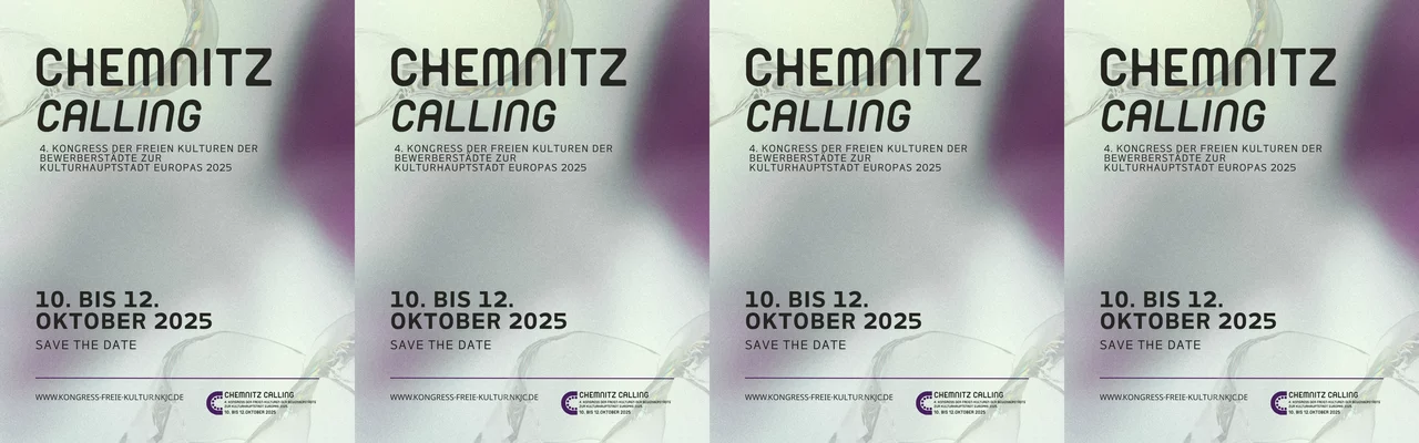 Das Bild zeigt einen abstrakten Hintergrund in sanften Grau- und Lilatönen. Über die Fläche ziehen sich halbtransparente, schimmernde Formen, die an Glas oder Seifenblasen erinnern und stellenweise Lichtreflexe erzeugen. Rechts unten und links oben sind diese Formen besonders deutlich zu sehen.

Darauf ist in schwarzer Schrift der Text platziert:
„Chemnitz Calling. 4. Kongress der freien Kulturen der Bewerberstädte zur Kulturhauptstadt Europas 2025.“
Darunter in großer, fetter Schrift: „10. bis 12. Oktober 2025“. Darunter in kleinerer Schrift: „Save the Date“.

Unten auf dem Bild steht die Internetadresse: „www.kongress-freie-kultur.nkjc.de“.
Rechts unten befindet sich zusätzlich ein kleines Logo mit denselben Informationen in verkürzter Form.